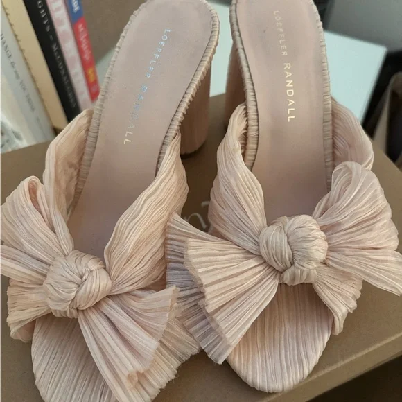 Loeffler Randall bow heels! Size 6 but run small. So cute just too small! - Picture 2 of 3